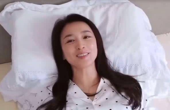 原创张庭自称刚起床纯素颜49岁的脸嫩得不真实林瑞阳有福气