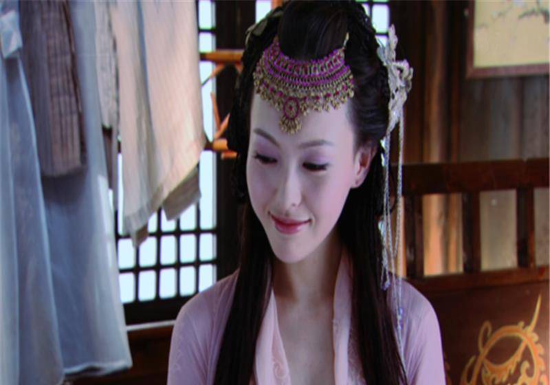 唐嫣扮紫萱亮相节目皮肤紧致细腻腿长优越身材好