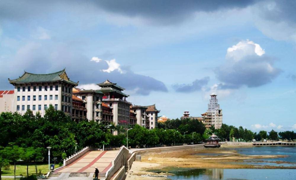 陈嘉庚的集美学村计划首先从小学开始,他说服当地停办私塾,并且得到了