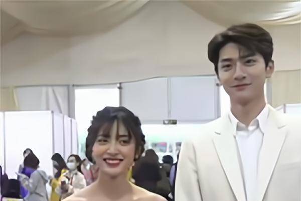 和张子枫不同,沈月并非童星出道,也只参演过《侍神令》一部电影,她的