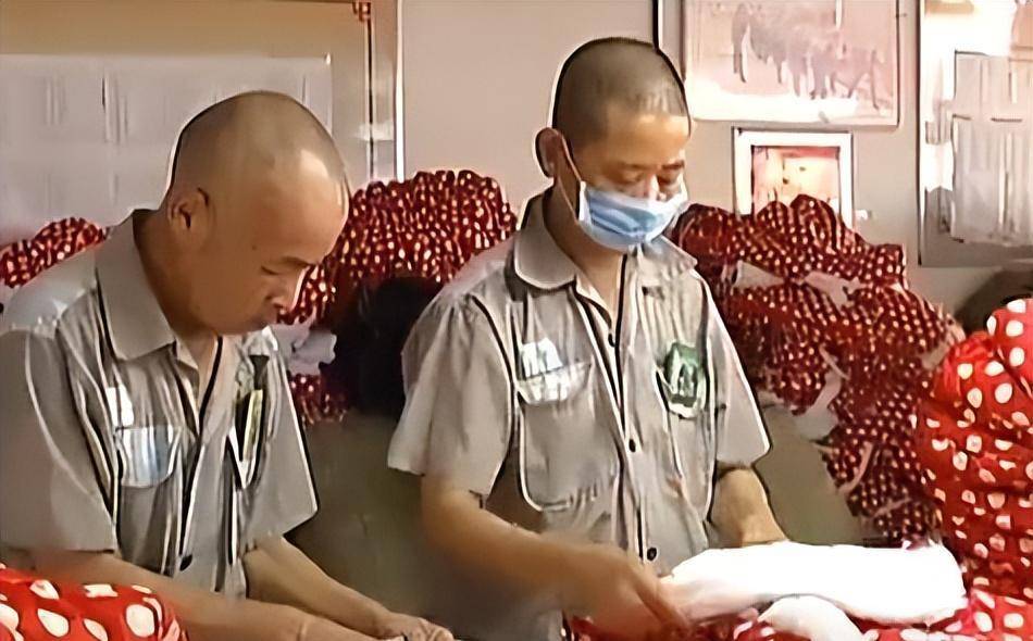 监狱方面曾率先在老残监区内,挑选了两名平日表现良好的犯人,让他们
