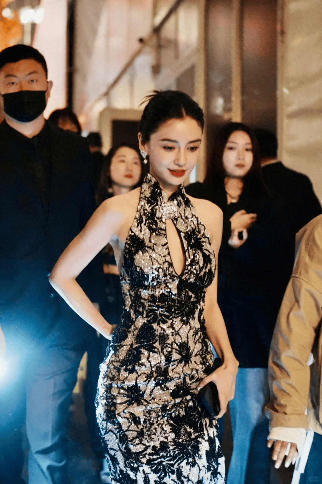 上海这一夜杨颖高调复出面子碎一地咖位降级与杨超越同座