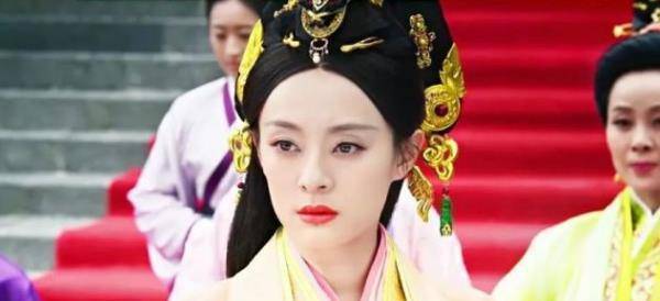 一名普通宫女的身份去服侍君主,后来姐姐芈妹又成功上位,当上了王后