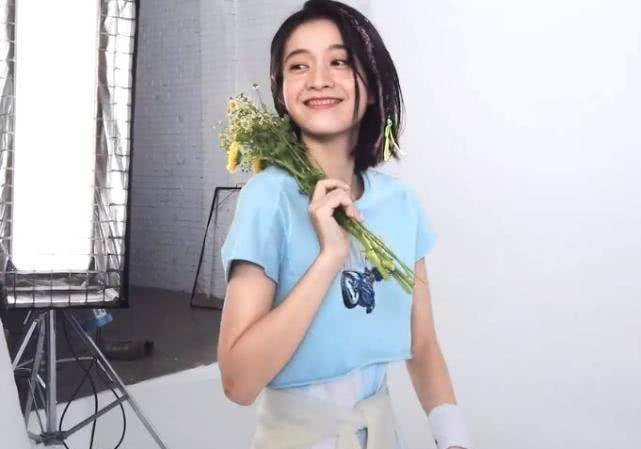 原创张雪迎现身片场运动鞋暴露真实身高这下没人说她柯基腿了