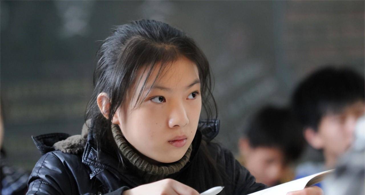 原创57岁老人给12岁少女下跪她为何担得起背后原因让人感动