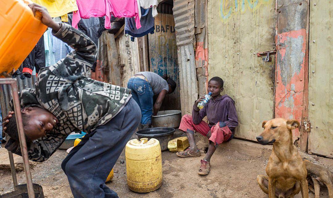 末日之城非洲肯尼亚靠吸食胶水续命航天燃油也能嗨上天
