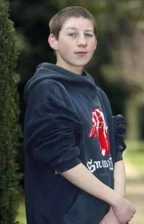 如今,艾尔菲和仙黛尔早就终止了男女朋友关系,孩子的抚养问题归仙黛尔