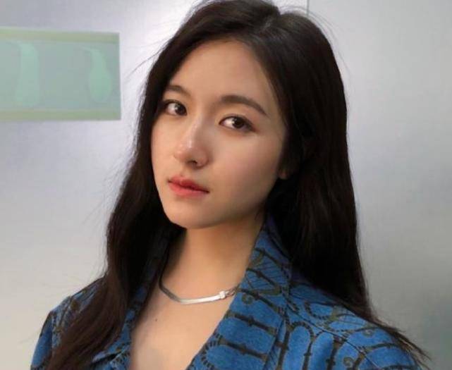 原创李兰迪晒游泳日常一身黑色泳衣显保守水中素颜再现肉包脸