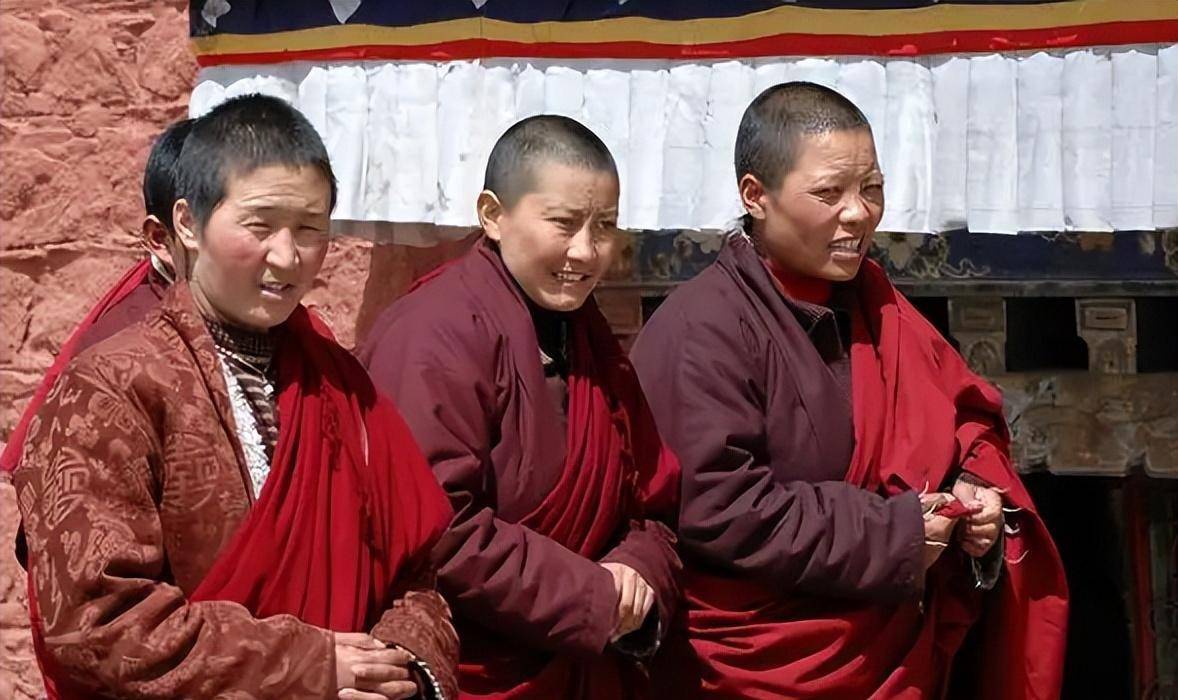 有的男孩们舍不得离开温暖舒适的家,有的男孩看到这么多沉迷修行的