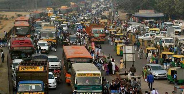 对于印度的交通,大家头脑能够想到的想必也是印度火车上多人拥挤的