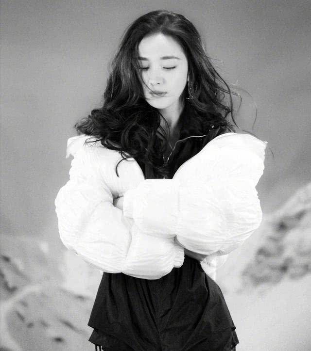 原创脚踝17cm神仙身材的杨幂凭脚踝上热门依然是内娱流量女王