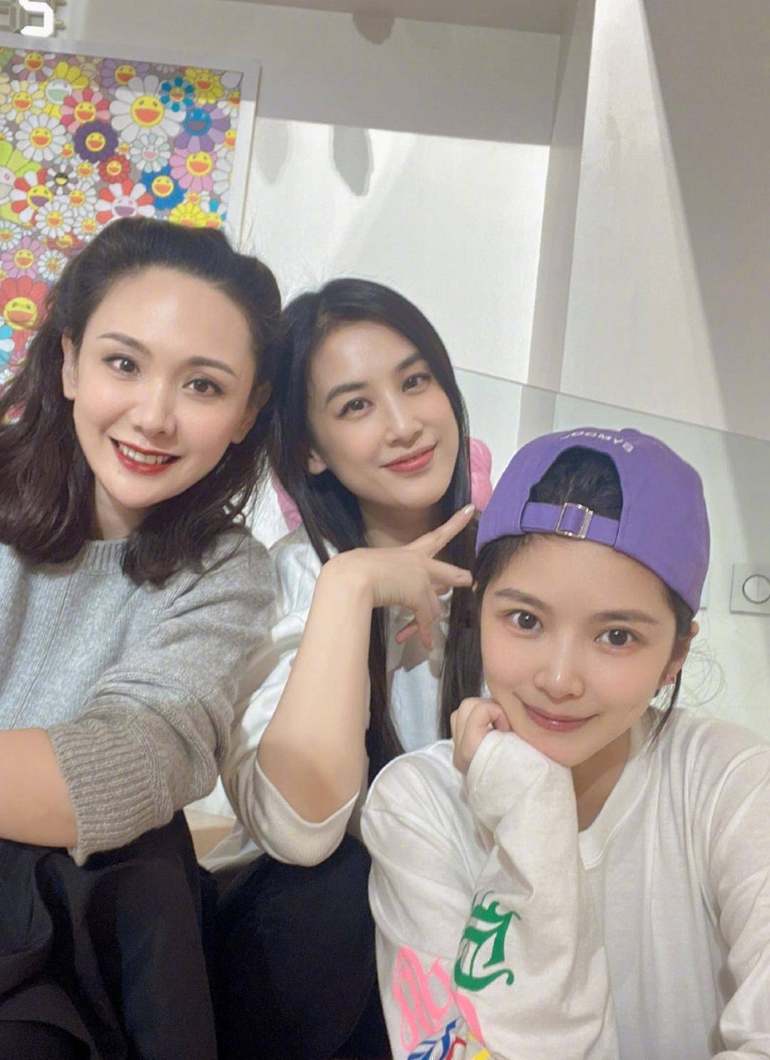 原创黄圣依晒闺蜜聚会照疑似王灿家内景曝光一整面墙都是玩偶豪气十足