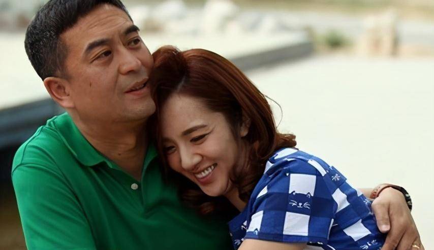 张嘉译跟其余演员差别,他是人到中年,才迎来了奇迹很岑岭,由于长比拟