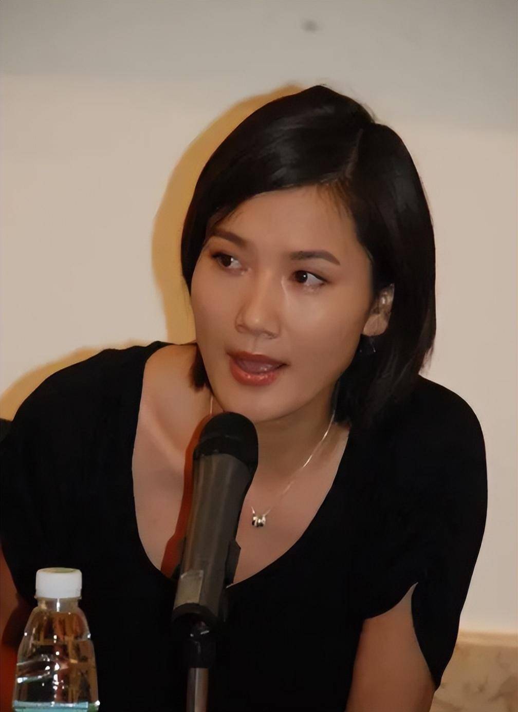 离婚后只字不提前夫侯勇,与女儿患难与共,现在45岁如冻龄少女