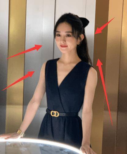 原创赵丽颖现身商场照镜子被自己美到了柜台魔鬼打光下状态逆生长