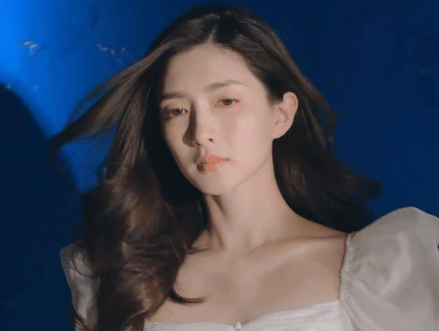 原创34岁江疏影近照淡妆出镜清爽十足穿一字领直角肩太优越