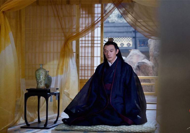 觉得张震太丑了,造型丑,捎带着容貌也丑了几分,一点也不符合九宸战神