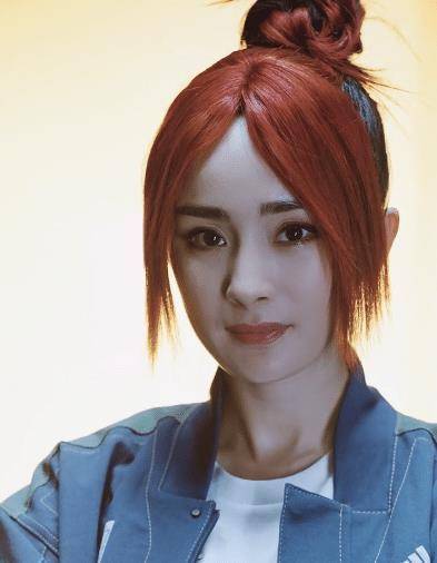 原创杨幂再登杂志画一字眉梳丸子头酷劲十足生图脚踝太细了