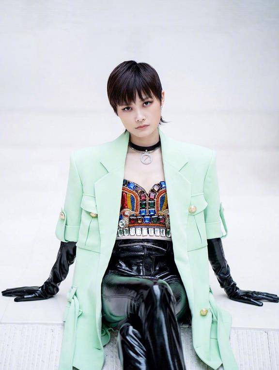 原创李宇春终于开始娘了无痕裤套腿上凹出的形状怕是全圈最细