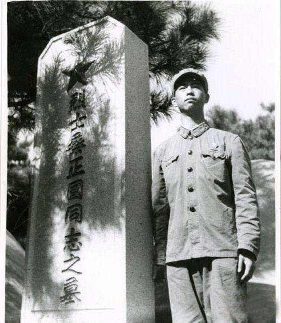 原创烈士陵园扫墓不知生父葬在里头十八年后知是副军长继父说实情