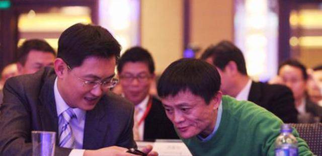 网上流传着一张照片,神秘人物一手压着中国的2位首富马云和马化腾.