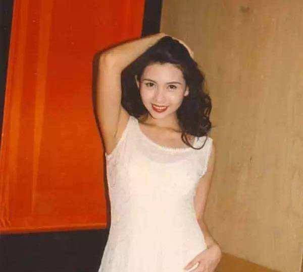 之后邱淑贞也是认识了现在的富商沈嘉伟,嫁入豪门宣布退出娱乐了,后来