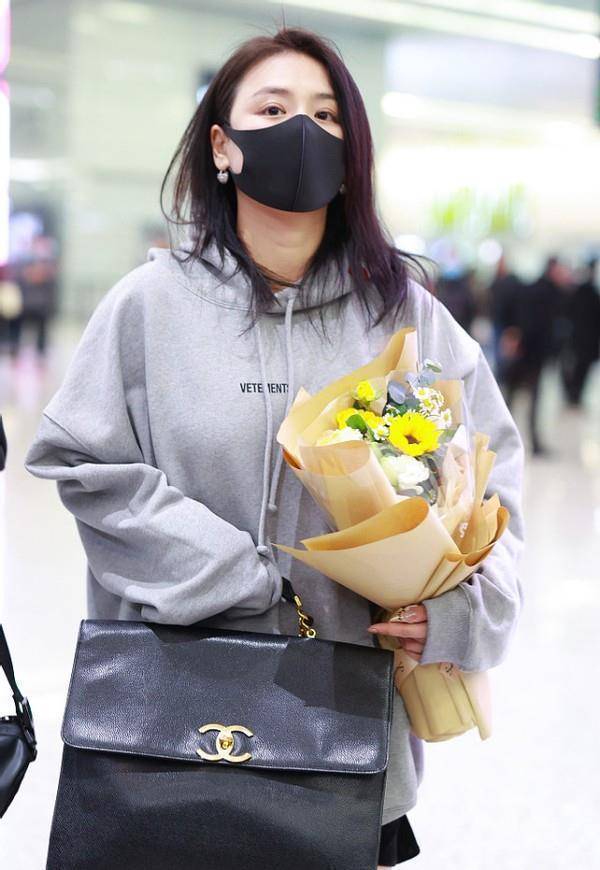 原创马思纯瘦了更好看大冬天穿卫衣配短裙一双长腿比衣服还惹眼