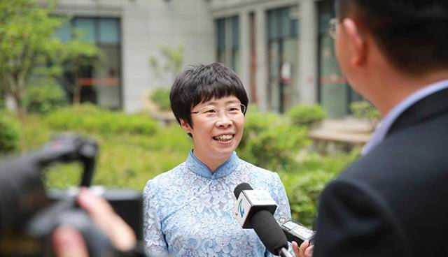 上辛勤地耕耘着,没有功名利禄的诱惑,她们还是那个传道受业解惑的老师