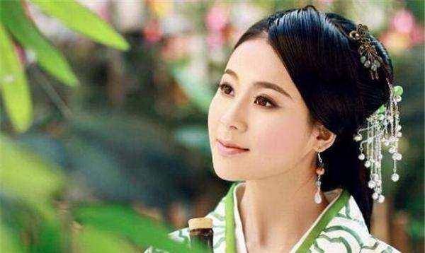 由于皇帝年幼,汉武帝遗命霍光,金日磾,桑弘羊,上官桀为托孤大臣,共同