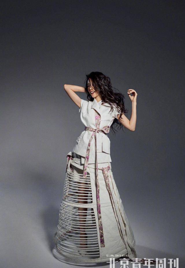 原创莫文蔚好疯狂为秀3千万美腿穿镶钻三角连体腿都在冒金光膜拜了