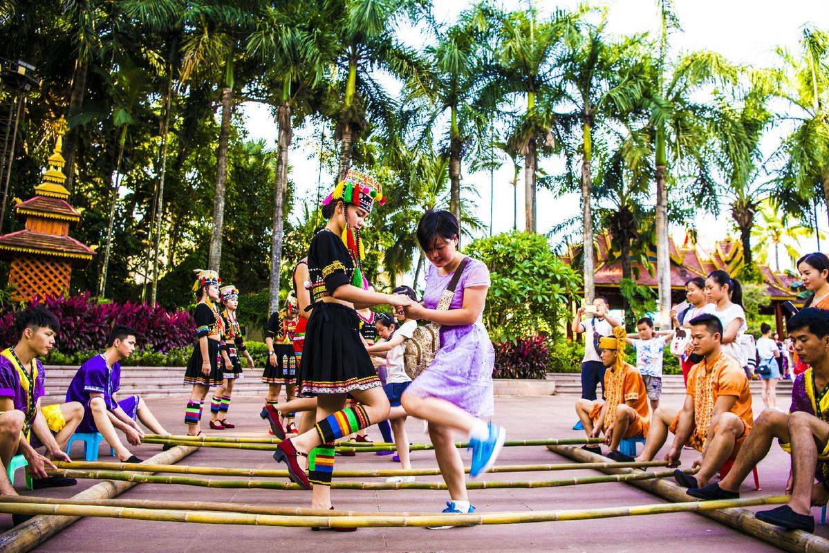 竹竿舞不仅仅是一种舞蹈,它更是一种傣族文化的印记.