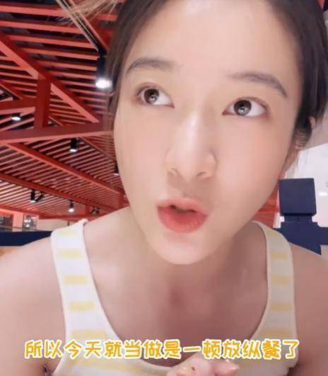 原创张雪迎打卡长沙小吃怼脸吃播很俏皮胃口不小却还不到90斤