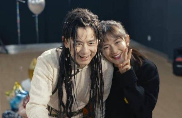 原创谢娜养胎不忘工作晒快乐家族合影谁注意快本对她的称呼变化真快