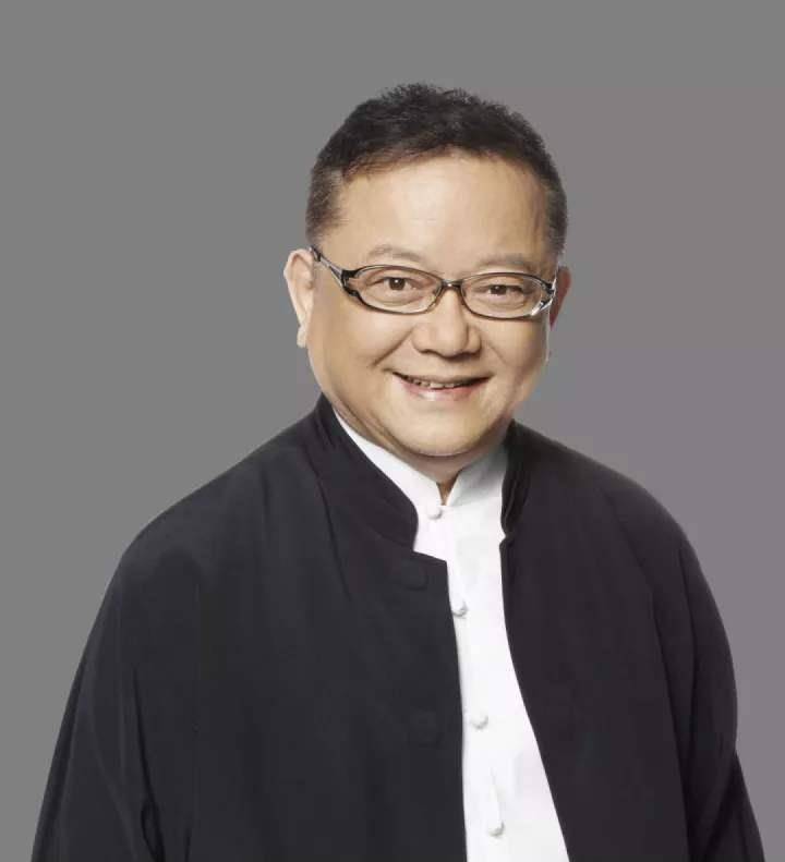 之后他就参加了收藏鉴宝类的栏目,在收藏鉴宝类的栏目当中做主持人