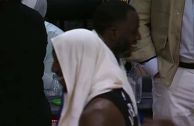 勇士大胜热火科尔与斯波交谈融洽格林欢欣水花退场战况领先火箭