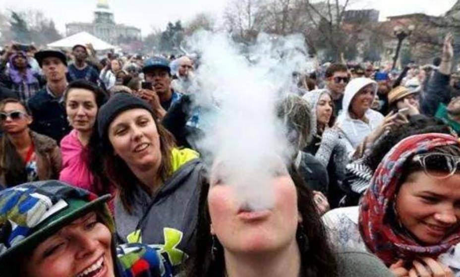 美国政府对毒品的失管政策使得美国的毒品贸易有了"放开手脚大干"的