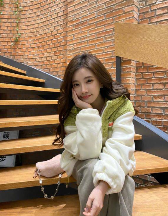原创冯提莫穿毛绒外套变少女搞怪动作萌翻网友一对耳朵成亮点