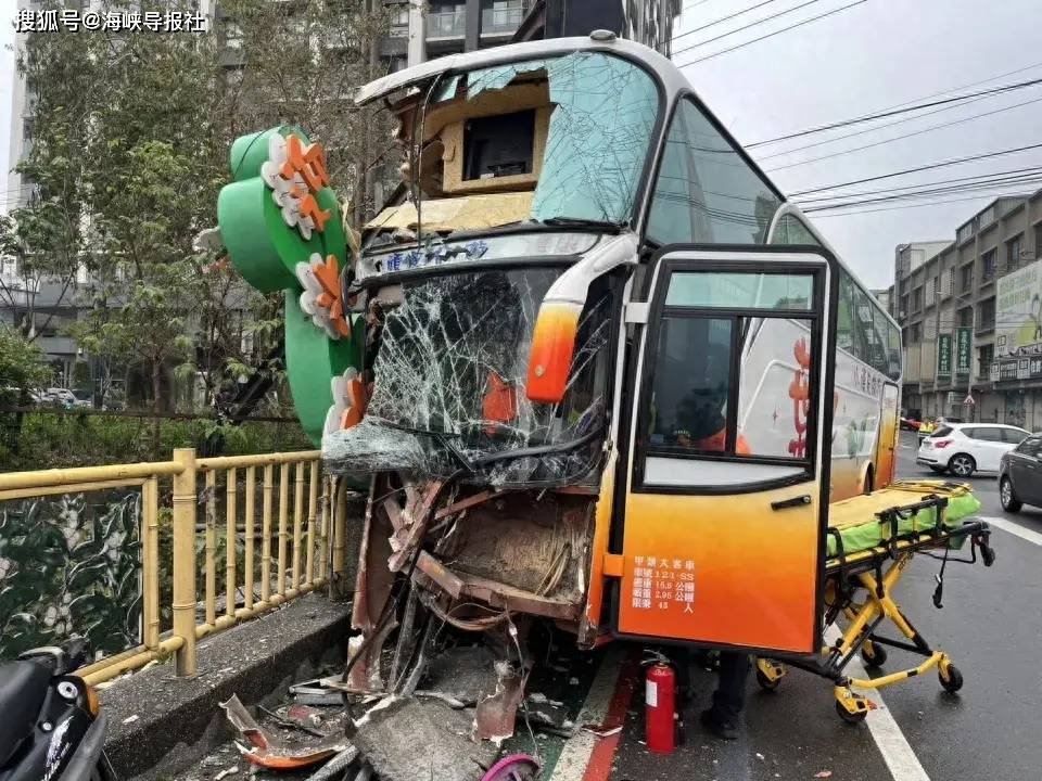 台湾一辆高中校车撞护栏车头全毁