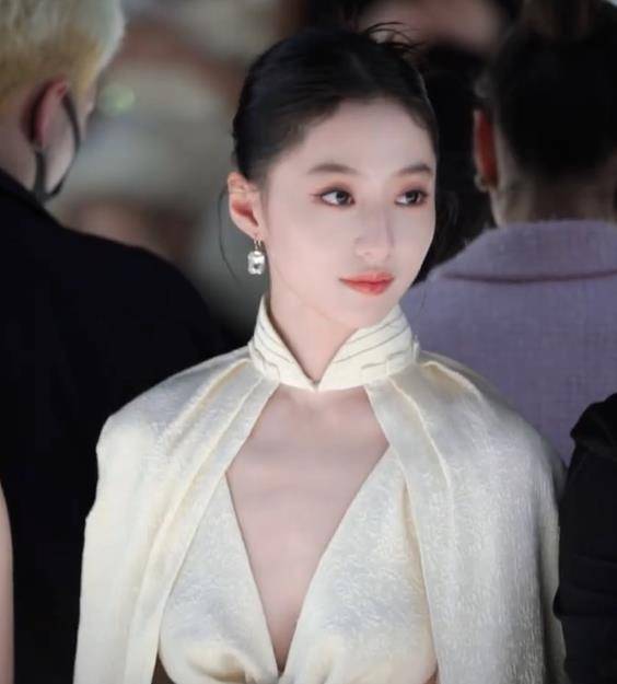 略有颧骨的瓜子脸和小鹰钩鼻,上镜之后气质更显凌厉,是那种有攻击性的