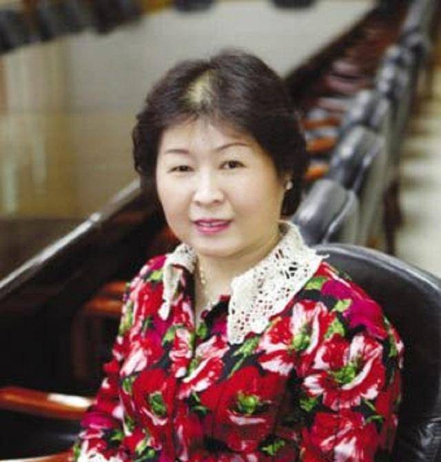 27岁卖香港垃圾到大陆,成中国女富豪后,又把美国垃圾卖给香港_张茵