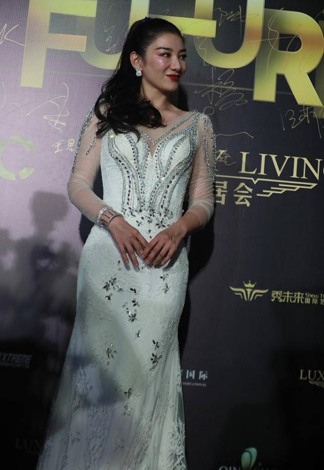 黄奕的气质真高级一身鲛人装光彩四射一般人还真驾驭不了