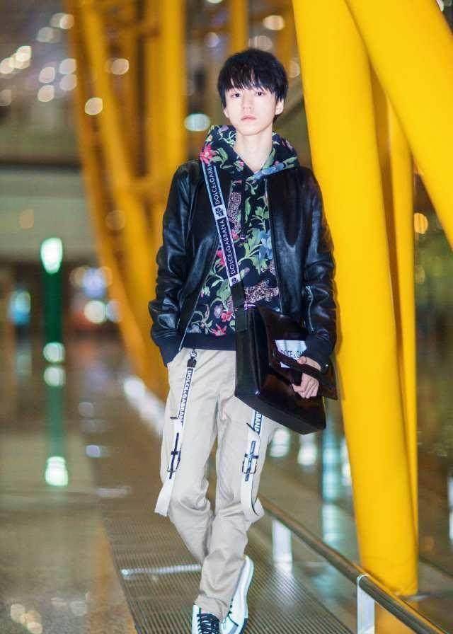 原创原创19岁的王俊凯用一头帅气的发型不管正装还是私服都能很好的