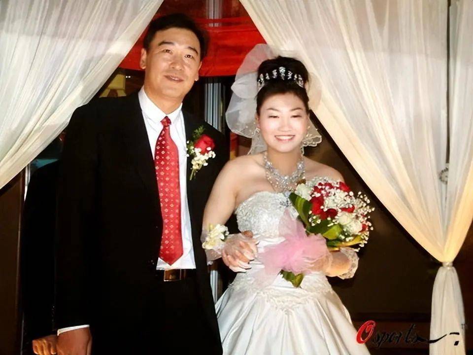 周建安在国家队执教,李歌在重庆上班,夫妻俩常年分居,李歌毫无怨言.