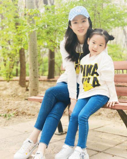 原创董璇周末遛娃5岁小酒窝梳哪吒头古灵精怪和妈妈好似闺蜜