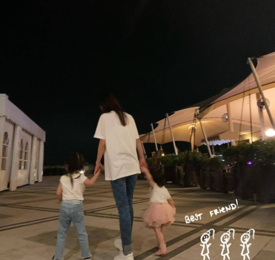 尤其是她和两个女儿的合照,光是看背影就能感受到母女三人的甜蜜与
