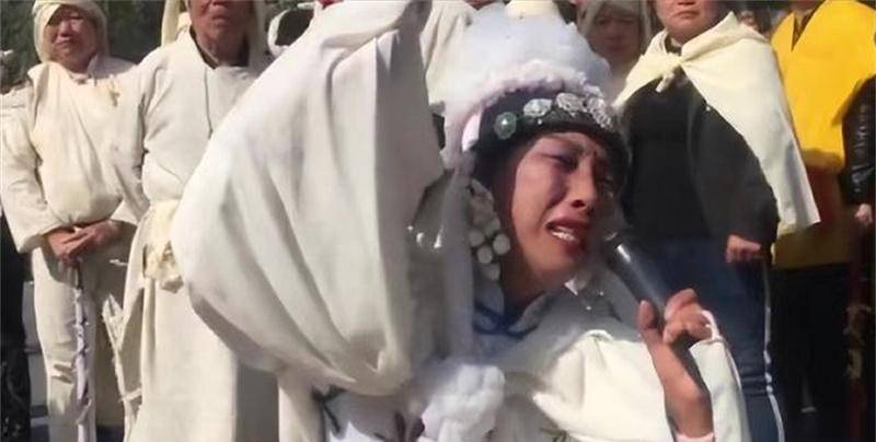 原创哭灵人武慧霞靠哭丧发家每哭一场赚700元村民还要脸吗