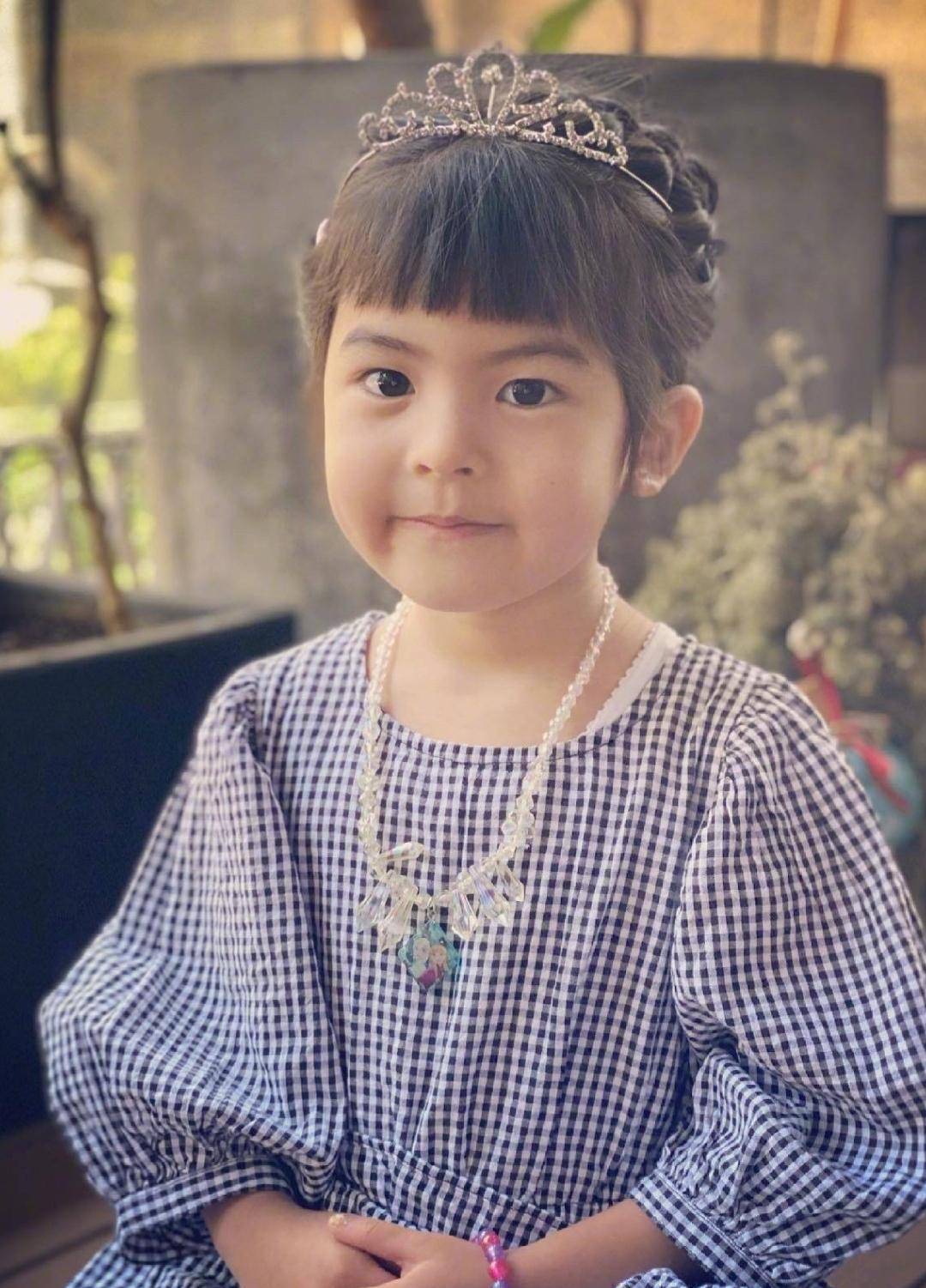 贾静雯晒两个女儿自画像,波妞门牙掉了还臭美,戴耳环项链,比咘咘会