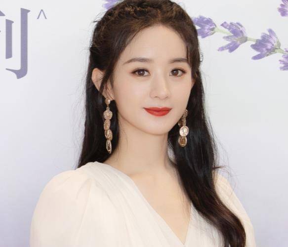 赵丽颖近照"奶油肌"优越,看到她的手指甲:这才是当妈妈的样子