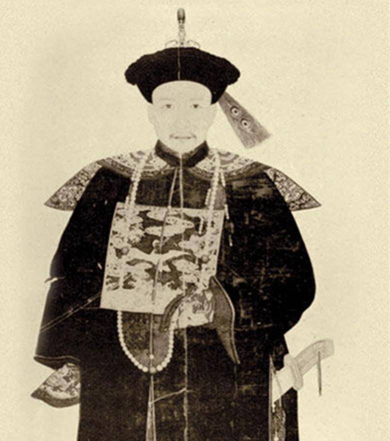 原创清朝最牛的大臣朝堂之上公然怒斥和珅你的手是用来抓钱的吧