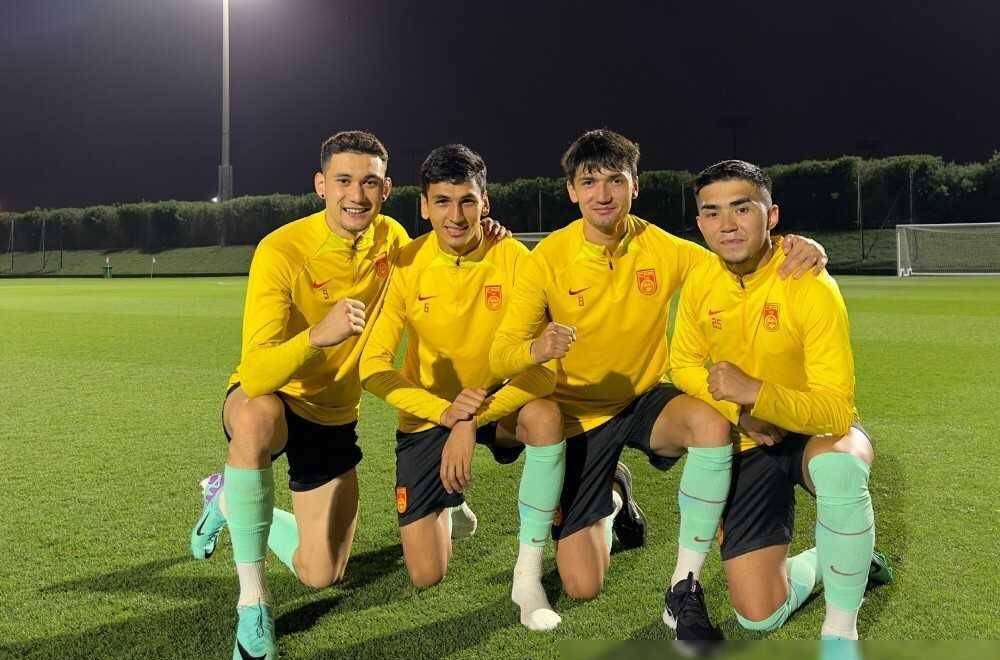 原创阿布拉汗晒新疆籍国奥球员合影珍惜场上每一分每一秒